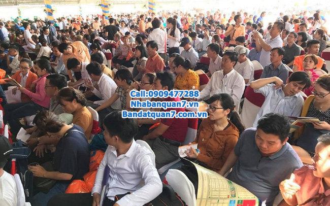 TP HCM: người dân chen chúc nhau đi mua đất nền.