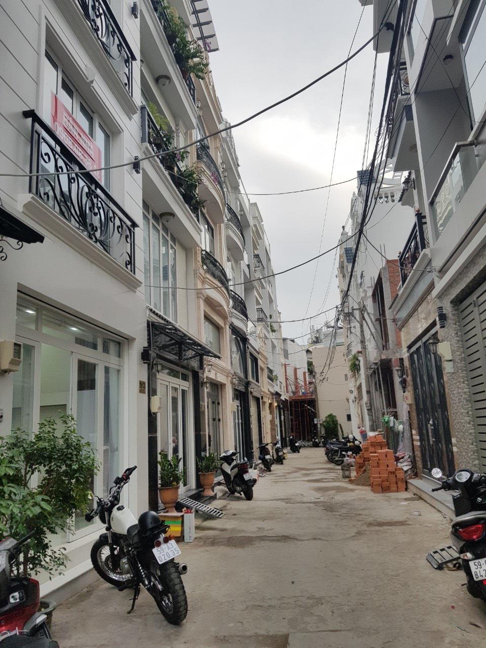 Bán nhà hẻm xe hơi Quận 7