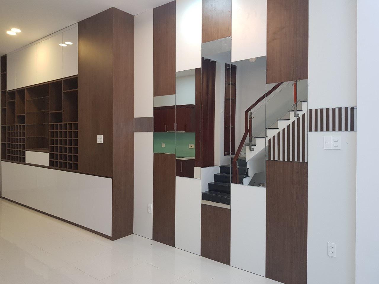 Bán nhà hẻm xe hơi Quận 7